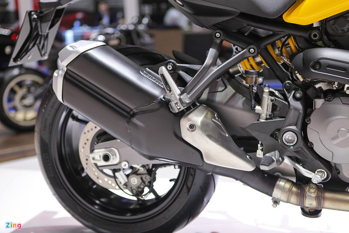 Chiếc naked-bike Ducati Monster 821 2018 được trang bị hệ thống đèn pha dạng Halogen tích hợp đèn định vị dạng LED, hệ thống ống xả kép, khung hình mắt cáo.