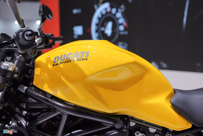 Một số tính năng hiện đại được trang bị cho xe gồm: Hệ thống kiểm soát bướm ga điện tử - Riding by Wire, hệ thống sang số nhanh - Quickshifter, hệ thống kiểm soát lực kéo 8 cấp – DTC, hệ thống phanh chống bó cứng ABS 3 cấp…