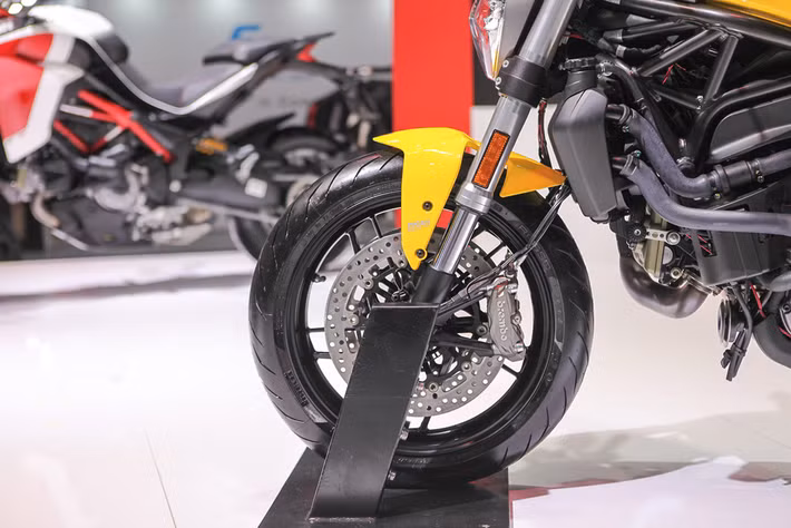 Ducati Monster 821 2018 được trang bị khối động cơ Testastretta xi-lanh đôi, dung tích 821 phân khối làm mát bằng dung dịch.