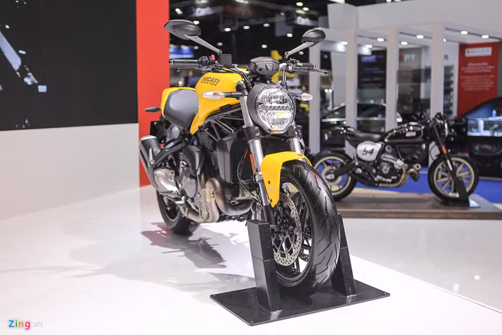 Ducati Monster 821 2018 sở hữu màu sơn vàng đặc biệt - màu sơn vàng này đã từng được sử dụng trên chiếc M900 được ra mắt vào năm 1992 . Ngoài ra, Ducati còn mang tới khách hàng 2 lựa chọn màu sắc quen thuộc là đen và đỏ.