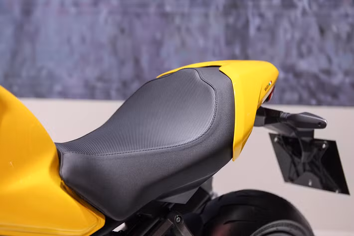 Hệ thống động cơ này giúp sản sinh công suất 109 mã lực tại 9.250 vòng/phút, mô-men xoắn cực đại 86 Nm tại 7.750 vòng/phút, đi kèm hộp số 6 cấp. Xe được trang bị 3 chế độ lái đường trường (Touring), thành phố (Urban) và thể thao (Sport).