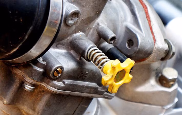 Ống pô xe cũng được thay bằng những chiếc pô "khủng"; cần trợ lực cho tay lái được "quái xế" độ thêm; bộ phận lọc gió được tháo rời, độ lại bằng bộ lộ gió khác lớn hơn...