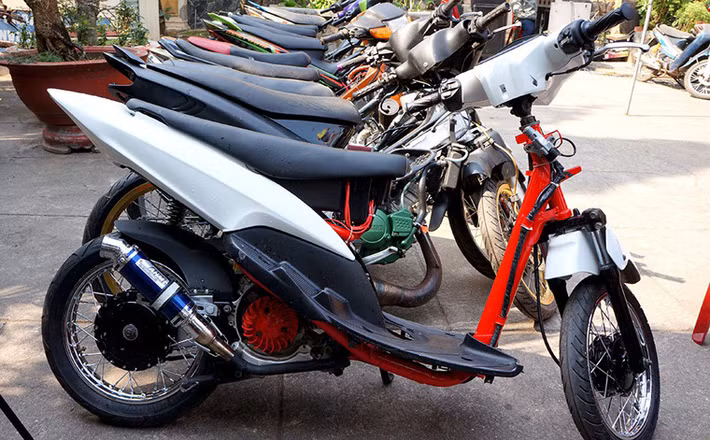 Sáng nay (15/1), lãnh đạo Phòng CSGT (PC67), Công an tỉnh Bình Dương cho biết, cơ quan này vừa tiến hành tiêu hủy 38 chiếc xe môtô thu giữ của “quái xế” sử dụng để đua xe trái phép bị lực lượng CSGT bắt giữ trong thời gian vừa qua.