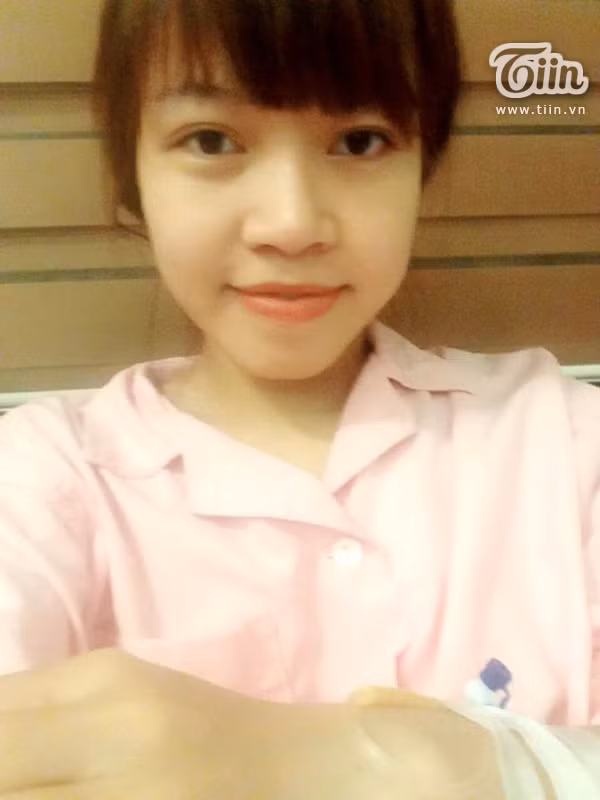 Thanh Hằng có riêng cho mình một cuốn album ảnh mang tên 'Nhật ký chiến đấu với ung thư trực tràng giai đoạn cuối'. 'Mình không sợ chết, nhưng có 3 sợ: Sợ xấu, sợ không đi được và sợ không ăn được', cô giáo bé nhỏ từng mạnh mẽ nói như thế.