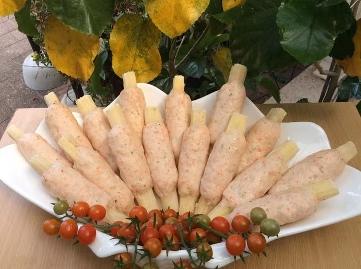 Nếu muốn để dành ăn dần thì bọc chạo tôm với màng bọc thực phẩm rồi cất trong ngăn đá.