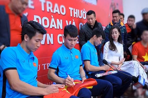 Tuy còn trẻ tuổi nhưng tiền vệ Quang Hải đã có những suy nghĩ khá sâu sắc và thấu đáo, cũng có thể vì thi đấu xa nhà nên tâm tư của anh chàng lúc nào cũng hướng về gia đình, bố mẹ. Nhiều khán giả đã tỏ ra vô cùng cảm động khi nghe anh tâm sự, Hải cho biết, anh xa nhà từ năm 9 tuổi, thời gian ở bên gia đình rất ít, đặc biệt khi tham gia thi đấu, có khi 2-3 tháng mới được trở về.