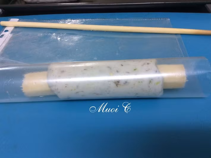 -Tạo hình những khúc chạo tôm xong cho vào xửng hấp 5 phút, lấy ra để nguội.