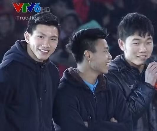 Khoảnh khắc đẹp của các chàng "chiến binh" liên tục được fan chia sẻ. Ngoài những cái tên như Xuân Trường, Tiến Dũng hay Quang Hải, nhiều cô gái còn phải xốn xang khi thấy khoảnh khắc chớp nhoáng như "nam thần" của Đoàn Văn Hậu. "Ôi nhìn Hậu cười mà lòng xốn xang quá", "Đây mới chính là soái ca của lòng tôi", "Ngay từ đầu đã biết Văn Hậu rất đẹp, cười tươi nữa, đáng yêu quá"... là những bình luận đầy cảm xúc dân mạng dành cho cậu em út U23 Việt Nam.