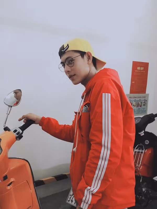 Với góc mặt nghiêng 'thần thánh' cùng sống mũi cao như Tây, anh chàng này đã dễ dàng 'đốn tim' nhiều người, đặc biệt khiến không ít cô nàng mê như điếu đổ mà đổ xô truy tìm thông tin về chàng trai này.