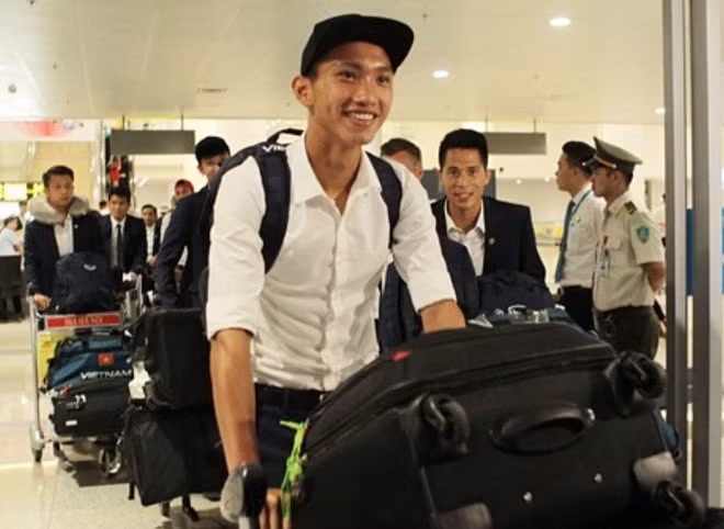 Với gia đình, Hậu là cậu con trai nhút nhát, về nhà là suốt ngày chỉ có cha mẹ.