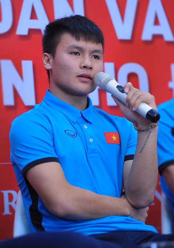 Chàng tiền vệ gốc Hà Nội được xem là người hùng trong trận chung kết U23 châu Á. Anh đã khiến cho hàng triệu con tim yêu bóng đá của Việt Nam 'rung lên từng nhịp đập' khi ghi được 'bàn thắng vàng'. Cùng với đội tuyển U23 Việt Nam, Quang Hải được đón nhận nhiệt liệt trong ngày trở về. Trên đoàn xe diễu hành, anh chàng cũng liên tục phất cờ, giơ tay vẫy với CĐV. Nhiều người đã phát hiện ra dưới cổ tay trái của anh chàng có xăm một dòng chữ. Mới đây, trong một buổi giao lưu với báo Tiền Phong, dòng chữ của chàng tiền vệ Quang Hải được nhìn rõ hơn.