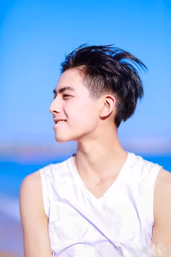 Anh chàng sở hữu gương mặt điển trai với chiếc mũi cao, diện bộ vest chỉn chu, đã thu hút sự chú ý của đông đảo cộng đồng mạng chỉ sau vài giây ngắn ngủi trên truyền hình.