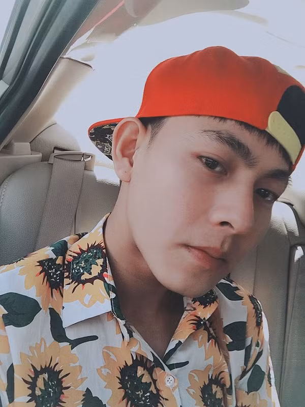 Và chỉ trong một thời gian ngắn, danh tính của chàng trai hot nhất đêm chung kết Hoa hậu Hoàn vũ Việt Nam 2017 đã lộ diện. Cậu bạn là Trương Đỗ Đình Nguyên (sinh năm 1996, tại Nha Trang).