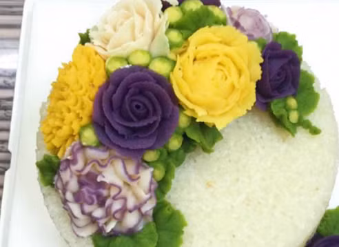 Giá mỗi đĩa xôi hoa hiện tại dao động từ 100.000 đồng đến 250.000 đồng. Set xôi cupcake có 3 loại 2 bánh, 4 bánh và 6 bánh giá sẽ dao động từ 100.000 đồng - 285.000 đồng. Ảnh: Eva.