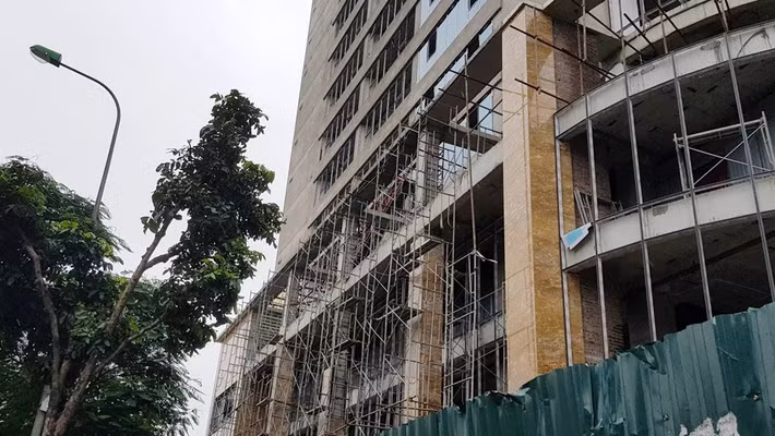 Hiện công trình đã thi công xong phần thô và đang trong quá trình thi công hoàn thiện, lắp kính mặt ngoài tòa nhà. Ảnh: Vietnamnet.