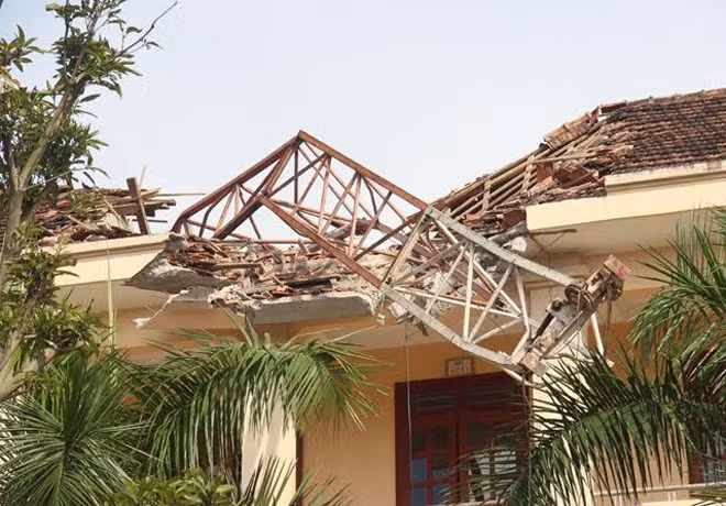 Báo Người tiêu dùng thông tin, chiều tối 14/11/2016, khi thi công tòa nhà chung cư Trường Thành 2 (TP Vinh, Nghệ An), chiếc cần cẩu đã bất ngờ đổ sập vào khuôn viên trường THPT Lê Viết Thuật ở TP.Vinh khiến một học sinh lớp 10 tử vong tại chỗ. Ảnh: CAND.