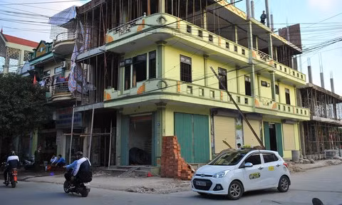 Theo VTC, chiều 24/1/2018, tại khu vực gần ngã tư Hải Thượng Lãn Ông (phường Nam Thành, TP Ninh Bình), một thanh sắt dài từ tòa nhà đang xây dựng rơi trúng, đâm xuyên nóc xe taxi khiến 1 người thiệt mạng. Ảnh: cong an.com.