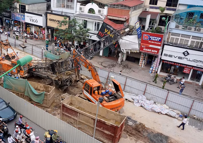 Đây không phải là lần đầu những dự án gây tai nạn, đe dọa con người. Theo Zing, chiều 12/5/2015 xảy ra vụ một chiếc cần cẩu đang thi công dự án đường sắt đô thị Nhổn - Ga Hà Nội (đoạn qua số nhà 359-361 đường Cầu Giấy) bất ngờ đổ sập xuống nhà dân. Ảnh: Zing.