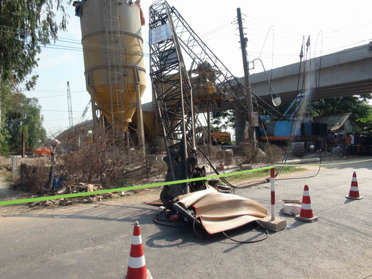 Theo thông tin trên Người lao động, tháng 5/2015, tại thị xã Hồng Ngự, tỉnh Đồng Tháp, một cần cẩu đang thi công cầu Hồng Ngự 2 bất ngờ tuột cáp ngã xuống đường đè chết 3 mẹ con một người dân khi đang chạy xe ngang qua. Ảnh: Người lao động.