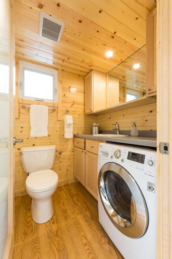 Sử dụng sàn gỗ, trần gỗ, tường gỗ với gam màu sáng khiến phòng tắm thực tế chỉ rộng vài m2 bỗng trở nên hiện đại và rộng thênh thang. Ảnh: Batdongsan.