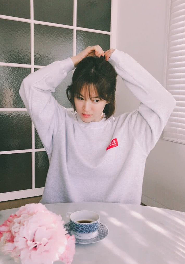 Ngay cả trong bức ảnh ngồi thưởng trà của Song Hye Kyo, cộng đồng mạng cũng soi ra giá chiếc tách uống trà thoạt nhìn tưởng đơn giản nhưng lại là thiết kế của Hermes và có giá đến 20 ngàn won (tương đương 4,2 triệu đồng). Nguồn ảnh: Neitizen.