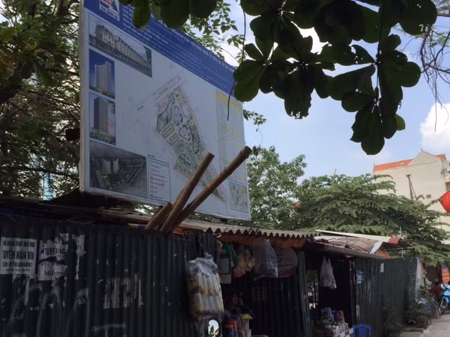 Khu đô thị Văn La có tổng diện tích 12,29 ha, với mục đích xây dựng đồng bộ hệ thống hạ tầng kỹ thuật, hạ tầng xã hội, công trình nhà ở, tạo dựng một khu nhà ở mới khang trang, hiện đại. Dự án từng dự kiến hoàn thành năm 2009 với có tổng vốn đầu tư 1.300 tỷ đồng. Ảnh: VN Media.