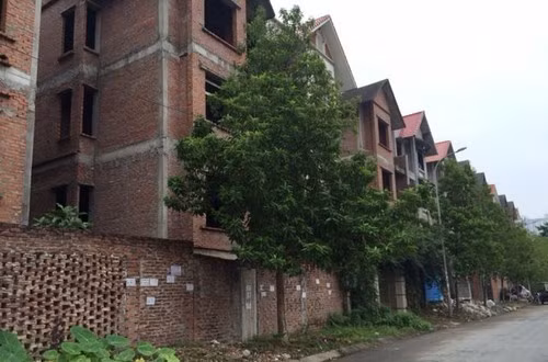 Nhiều người mua những căn hộ từ khi mới hình thành dự án, nay vội bán tống bán tháo với giá rẻ bèo, 35 – 40 triệu/m2. Ảnh: Infonet.