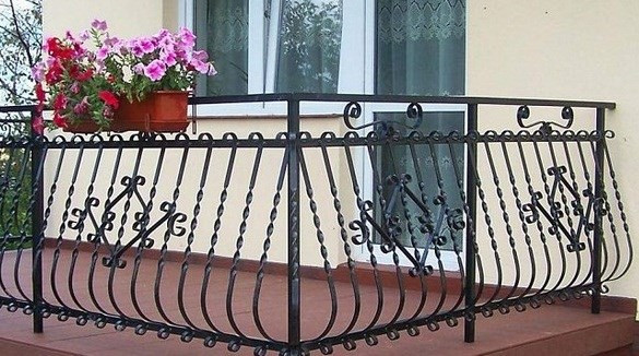 Đơn giản và an toàn là hai trong số những tiêu chí được nhiều người đặt lên hàng đầu khi thiết kế lan can dành cho ban công. Ảnh: Citywindow.