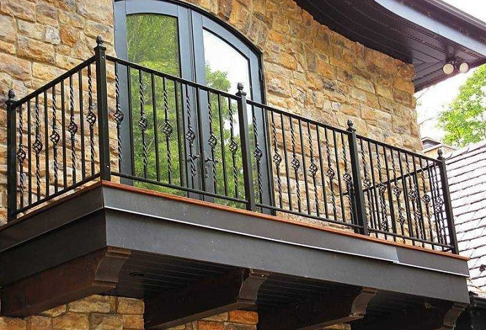 Lan can ban công bằng sắt có nhiều thiết kế đa dạng, phù hợp với nhiều không gian khác nhau và đặc biệt có độ bền cao với thời gian. Ảnh: Citywindow.