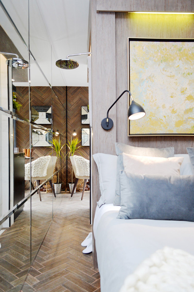 Phòng ngủ được bố trí một chiếc giường cỡ lớn. Dưới lớp đệm là một “tủ” gồm 6 khoang có kích thước bằng chiếc vali để đựng quần áo. Ở phía sau giường, có đèn đọc sách và ổ cắm USB.