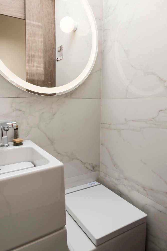 Nhà vệ sinh được đặt giữa phòng khách/nhà bếp và phòng ngủ.