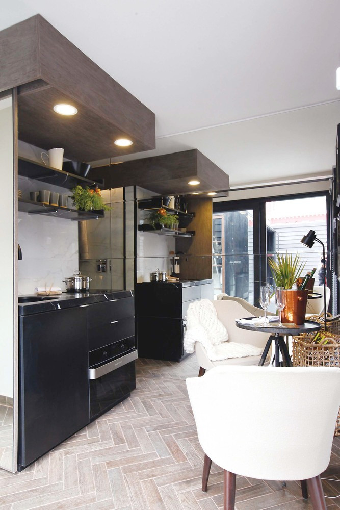 Nhà bếp được trang bị những đồ dùng tiện nghi như một bếp đôi, một lò nướng kết hợp và một tủ lạnh được đặt ở dưới máy rửa chén.