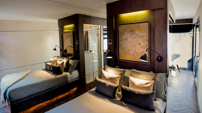 Không gian trong nhà rất linh hoạt, gồm một nhà bếp, phòng khách, phòng tắm và phòng ngủ.