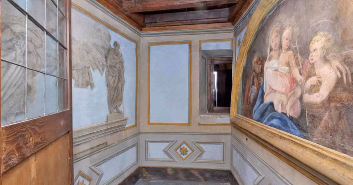 Palazzetto có tới 11 phòng ngủ và 15 phòng tắm, đồng thời được trang trí bởi rất nhiều bức bích họa và tượng điêu khắc.