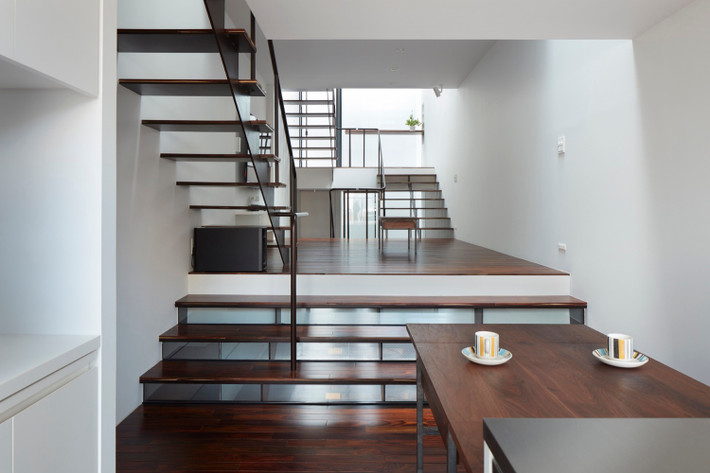Nhờ bức tường mặt tiền bằng kính trong suốt nên ngôi nhà luôn luôn ngập tràn ánh sáng. Ảnh: Toshiyuki Yano.