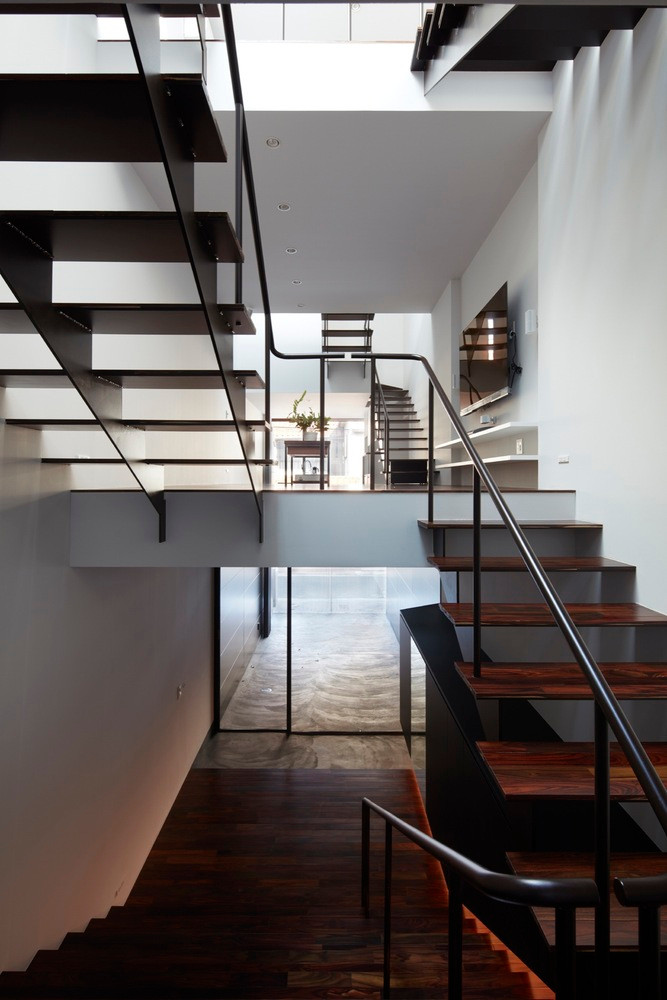 Thiết kế lệch tầng khiến việc di chuyển trên cầu thang nối các tầng nhà không còn đơn điệu mà mang đến cảm giác thư giãn như đang đi dạo trong chính ngôi nhà.