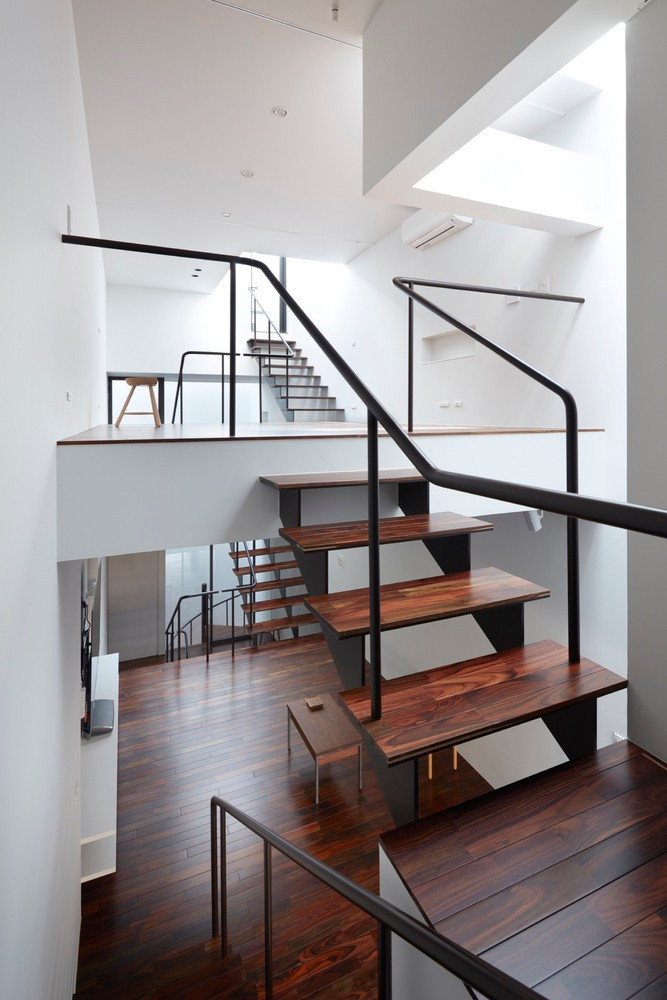 Tầng thứ ba bao gồm phòng ngủ và phòng tắm. Trên cùng là tầng thượng.