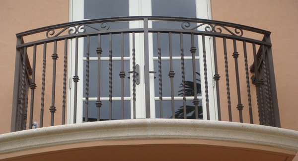 Với những ngôi nhà mặt phố thì kiểu lan can ban công bằng sắt đơn giản và vững chắc như thế này rất phù hợp. Ảnh: webnoithat.