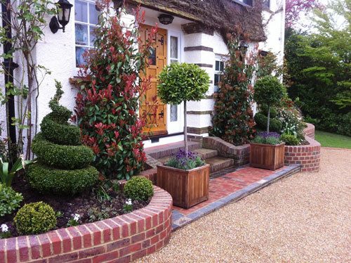 Đây là mẫu bồn cây truyền thống được yêu thích ở Việt Nam. Ảnh: Luxuryliving.