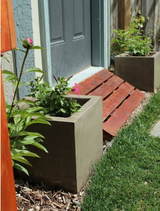 Chỉ cần một vài viên gạch, xi măng, cát sỏi và chút đồ nghề xây dựng, bạn có thể tự tay làm một bồn hoa mà mình mong muốn. Ảnh: Blogspot.