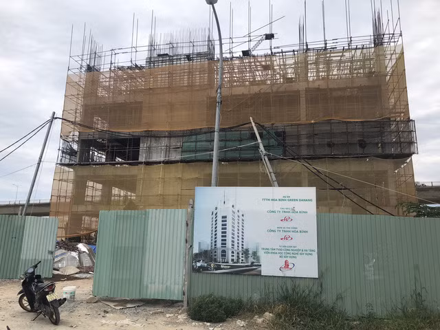 Tuy nhiên, mới đây, dự án này bất ngờ được thông báo tạm dừng thi công để thay đổi công năng. Ảnh: Petrotimes.