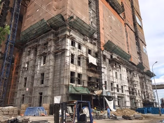 Những người công nhân này cho biết, họ thực hiện thi công công trình Trung tâm thương mại Hòa Bình Green với sự chỉ đạo của nhà thầu là Công ty CP xây dựng thương mại Sao Tháng Tám từ tháng 10/2017. Ảnh: Internet.