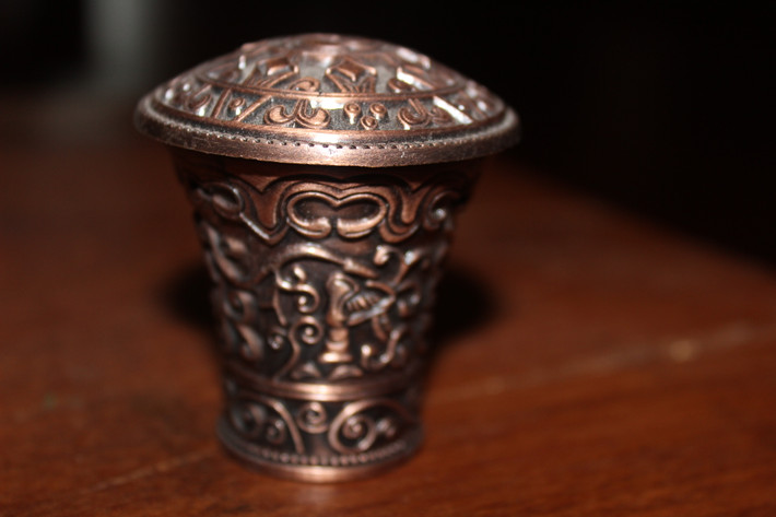 Để làm được một sản phẩm hoàn chỉnh phải trải qua rất nhiều công đoạn khó khăn, các nghệ nhân phải rất tỉ mỉ vì nếu một trong những công đoạn bị lỗi thì sản phẩm đó không thể bán ra thị trường.