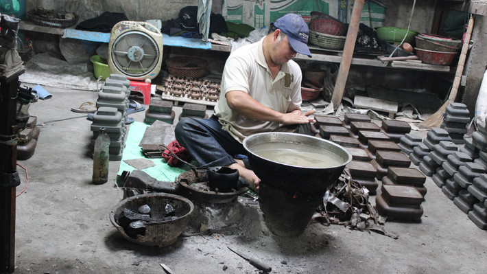 Đầu tiên, nghệ nhân chuẩn bị khuôn ruột bằng đất sét tốt, không lẫn cát. Loại đất đáp ứng yêu cầu này thường được đặt mua từ các tỉnh Đồng Nai, Bình Dương, đem cán nhuyễn, sàng lọc thành bột trộn với tro trấu giã nhuyễn.