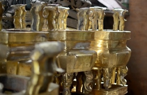 Từ khi cơn bão thị trường lướt qua, đất đai bị thu hẹp dần, giá nguyên liệu cao mà hàng hóa không bán được khiến đa số gia đình từ bỏ nghề truyền thống để tìm kế sinh nhai khác.