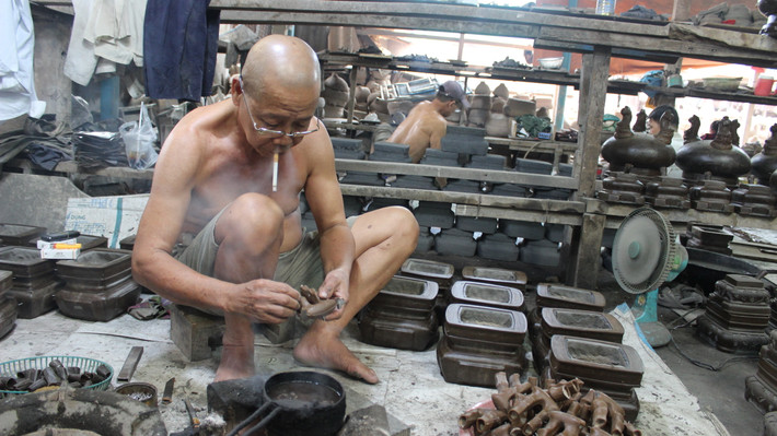 Tiếp đến là công đoạn đúc khuôn sáp bằng vật liệu sáp ong trộn với sáp đèn cầy, công đoạn này đòi hỏi người có tay nghề cao.