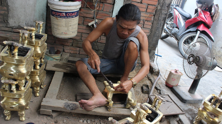 Vì làm lư đồng thủ công nên các nghệ nhân phải ngồi suốt ngày từ sáng đến tối loay hoay với đống đất lại cộng với độ nóng của đồng được đun tan chảy. Vừa bụi bẩn, vừa chảy mồ hôi nước mắt nhưng thu nhập lại không được bao nhiêu.