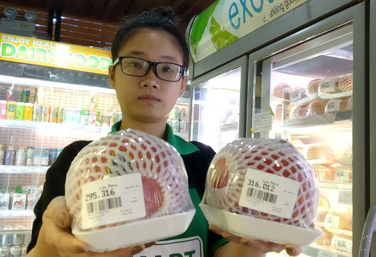 Tương ứng với trọng lượng khổng lồ và xuất xứ thì giá của loại quả này cũng không hề rẻ, từ 300.000 – 400.000 đồng/kg. Ảnh: Báo Gia Lai.