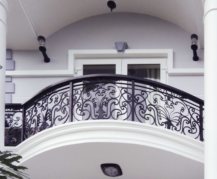 Một mẫu lan can ban công bằng sắt mang hơi hướng cổ điển khác dành cho những căn biệt thự. Ảnh: tuanphuong.