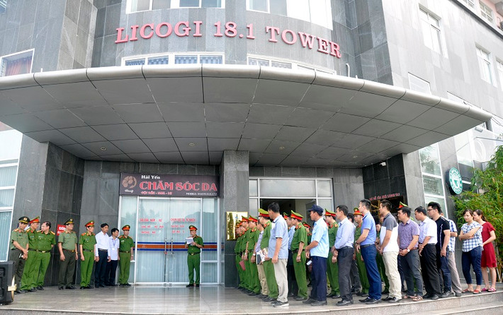 Thế nhưng, khi lực lượng chức năng vào kiểm tra, phát hiện Licogi 18.1 không đảm bảo PCCC như không lắp đặt hệ thống hút khói tại tầng hầm, hành lang các tầng, khu văn phòng. Nhiều cuộn vòi bị vỡ bục khi sử dụng. Một số bình chữa cháy hư hỏng, mất tác dụng. Ảnh: Báo Quảng Ninh.